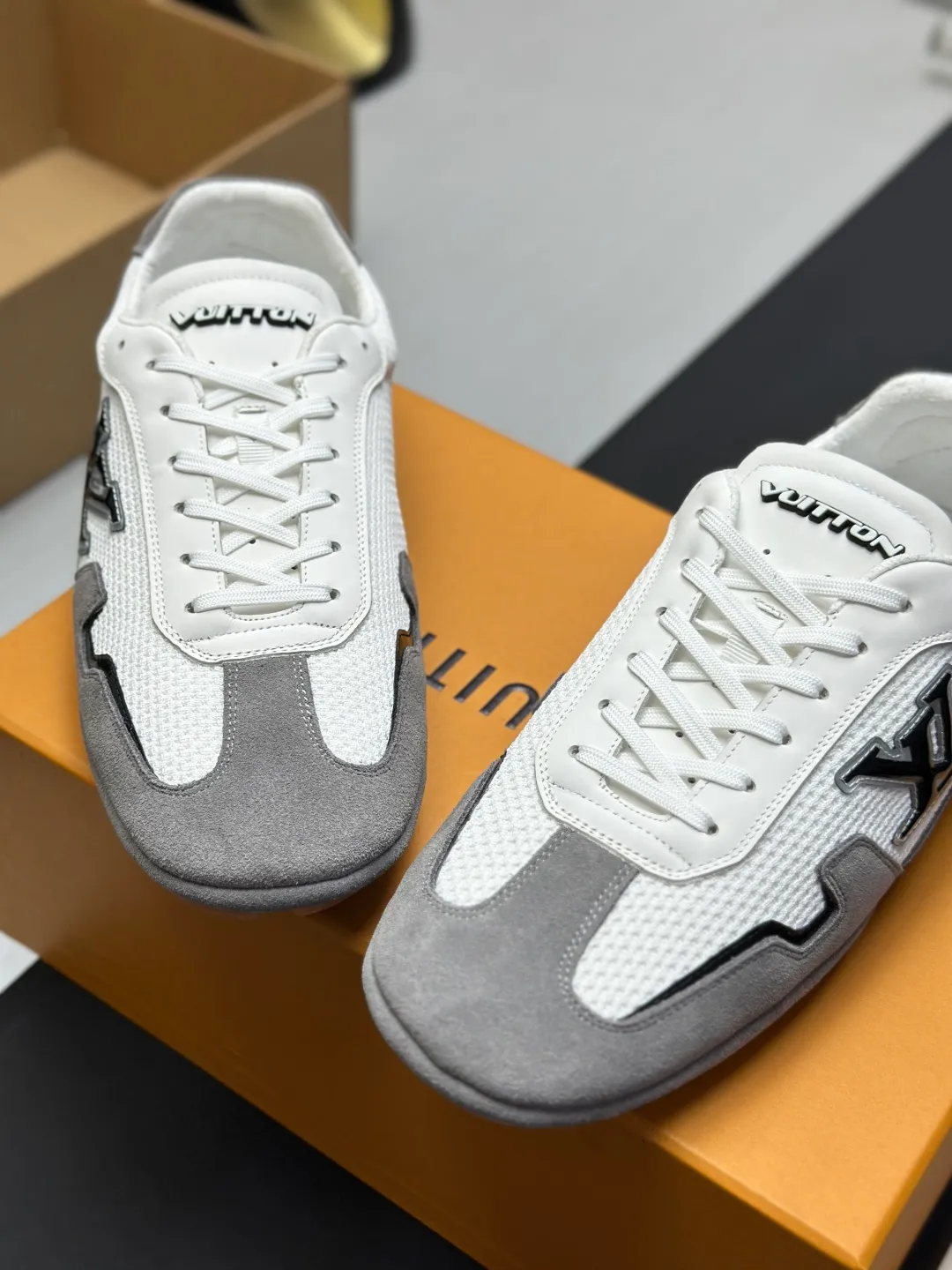 👟👟Ex-factory price 680👟👟 (Top version fully packaged) LV Louis Vuitton L Family Donkey Brand Latest Rally Series Mesh Casual Sports Shoes Doudou Shoes Original purchase, development and production This LV Rally sports shoe is made of suede cow leather and mesh fabric, and a rubber pad outsole is incorporated into the driving shoe configuration, making it a modern choice that is both comfortable and light. The LV letters on the side, the handwritten Louis Vuitton logo on the rear, and the Vuitton logo on the tongue and outsole jointly brand the brand mark. Exquisite packaging at the delivery counter🛍📦 ▪️Fabric: Original customized imported mesh + cowhide ▪️Inner lining: Original customized breathable mesh lining ▪️Outsole: Original molded anti-slip rubber material ▪️Sole thickness: 2CM ▪️Size: Men's 39-45